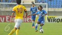Aksi Hariono saat berlaga melawan Kitchee SC di Stadion Si Jalak Harupat, Bandung, Rabu (27/5/2015). Persib kalah 0-2 dari Kitchee SC dan tersingkir dari 16 besar AFC Cup 2015. (Liputan6.com/Herman Zakharia)