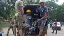 Tim penyelamat mengangkut jenazah korban banjir bandang menggunakan truk menuju rumah sakit di distrik Nuwakot, Nepal, Rabu, 26 Agustus 2026. (Foto AP/Niranjan Shrestha)