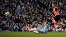 Pemain Southampton, Nathan Redmond, mencetak gol ke gawang Manchester City dalam laga Premier League di Stadion Etihad, Manchester, Minggu (23/10/2016). (AFP/Oli Scarff)