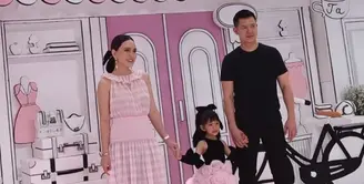 Shandy Aulia merayakan ulang tahun putrinya, Claire dengan tema Paris. Tampak backdrop dibuat seperti berada di toko baju seperti di Paris bernuansa pink. Hadir pula mantan suaminya yang juga ayah dari Claire yang tampil kontras mengenakan pakaian serba hitam. [@shandyaulia]