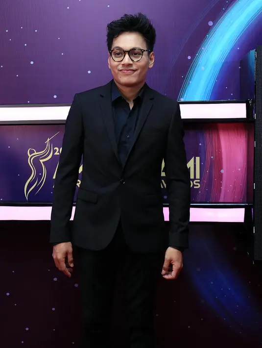 Rendy Pandugo, hadir mengenakan setelan jas berwarna hitam. Sederhana, simple, namun tetap terlihat elegan untuk hadir di AMI Awards 2017 tadi malam, Kamis (16/11/2017), di Taman Mini Indonesia Indah (TMII), Jakarta Timur. (Deki Prayoga/Bintang.com)