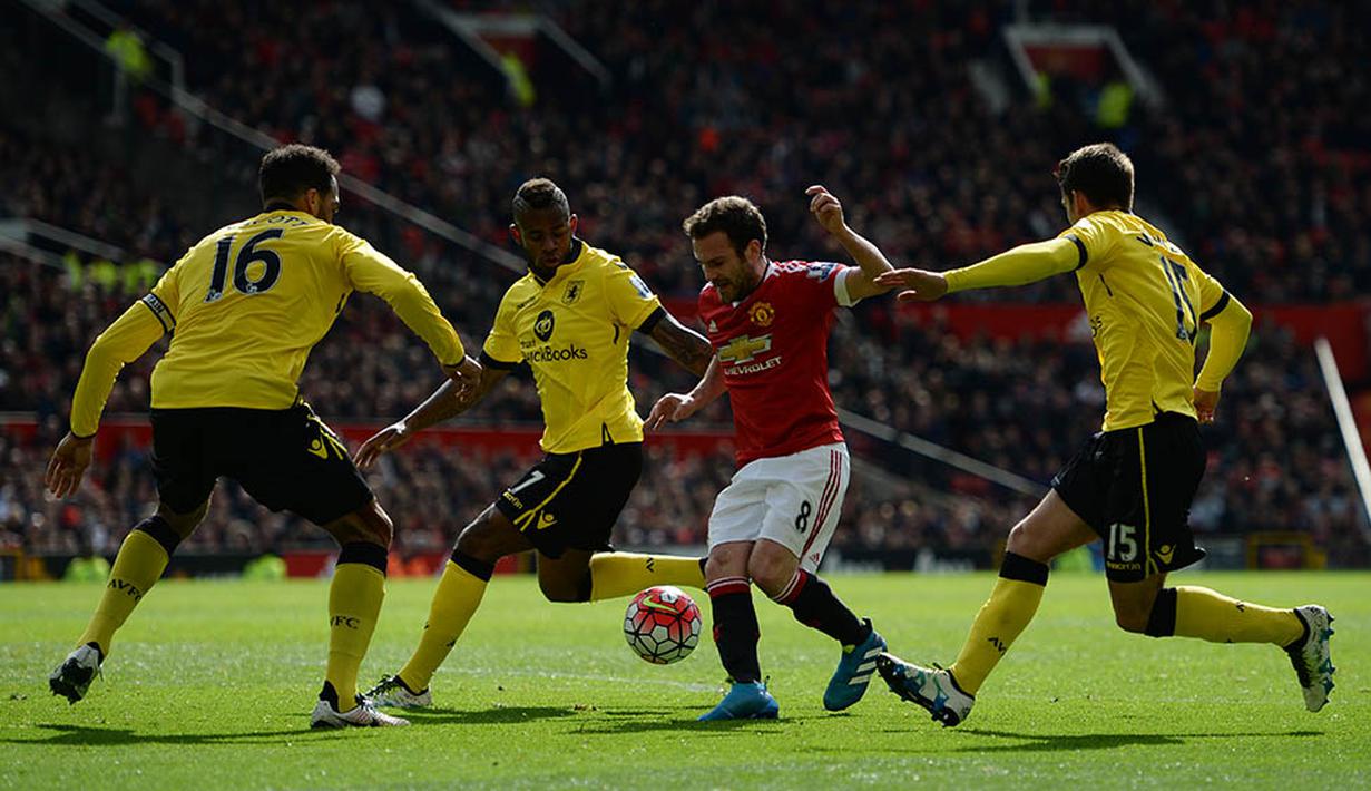 Gelandang MU, Juan Mata, berusaha lepas dari hadangan pemain Aston Villa pada laga Liga Inggris di Stadion Old Trafford, Manchester, Sabtu (16/4/2016). MU menang 1-0 atas Aston Villa. (AFP/Oli Scarff)