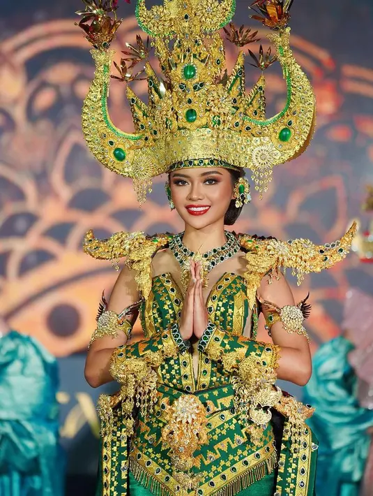 "Gajah ini termasuk salah satu satwa yang melekat dengan budaya masyarakat Lampung. Tapi keberadaannya kini harus jadi perhatian kita demi menjaga kelestarian dan keberadaannya. Bagi saya pelestarian hewan langka seperti gajah Lampung ini sangat penting karena jadi ciri khas bangsa kita yang tidak dipunyai negara lain," tuturnya melansir liputan6.com. [@farhanariswari]