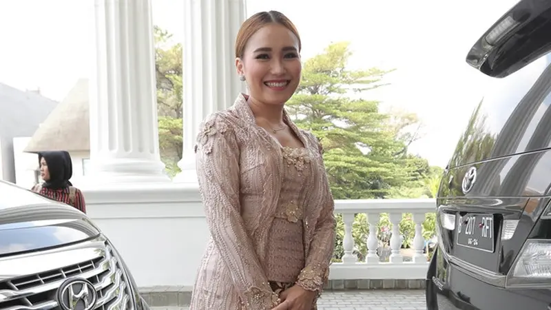 7 Potret Gaya Ayu Ting Ting Saat Hadir di Pernikahan Tania Nadira, Bikin Pangling