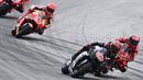 Persaingan berlangsung menegangkan di lap 9. Quartaro mencoba memanfaatkan tikungan 1 untuk menyalip Bagnaia. Akan tetapi upaya tersebut gagal dilakukan karena Bagnaia mempersempit ruang. (Foto: AFP/Joe Klamar)