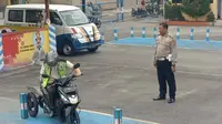 Satlantas Polres Jombang menyediakan layanan ramah difabel dan gratiskan SIM D. (Liputan6.com/Dian Kurniawan)