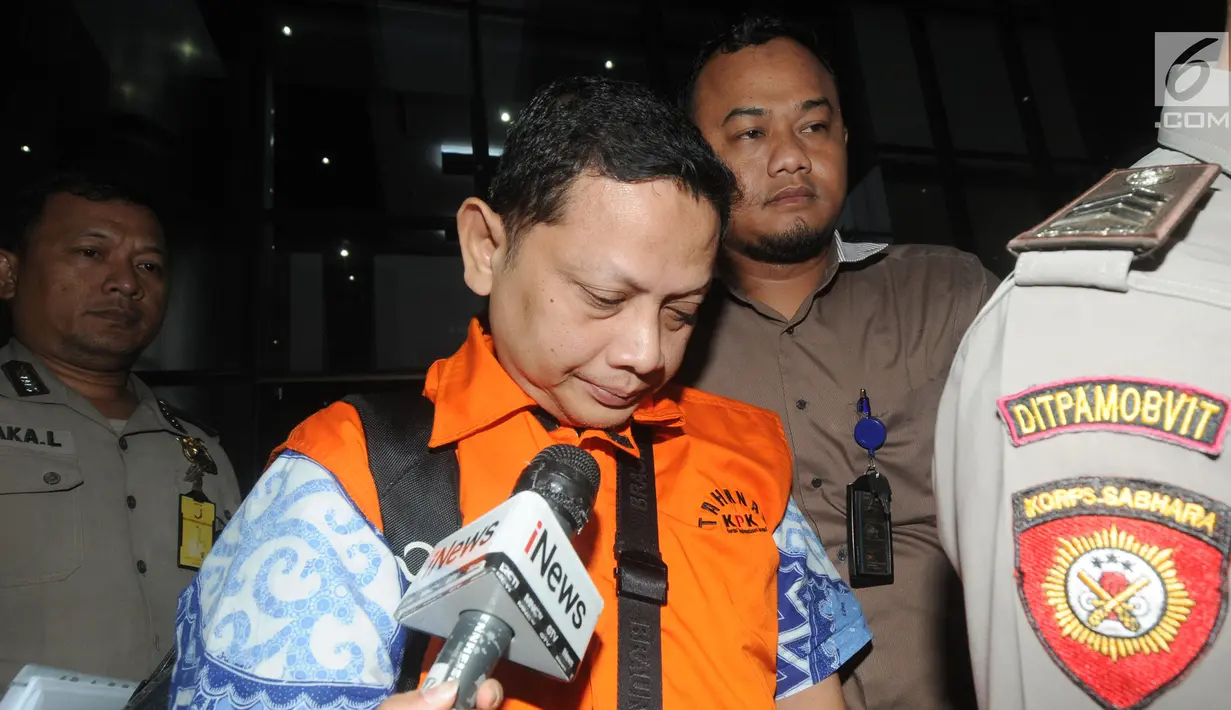 Pengusaha Doddy Wahyudi, penyuap Anggota DPR F-PDIP I Nyoman Dhamantra memakai rompi tahanan usai menjalani pemeriksaan di Gedung KPK, Jakarta, Jumat (9/8/2019). Doddy Wahyudi ditahan terkait suap izin impor bawang putih dari Kementerian Pertanian dan SPI dari Kemendag.(merdeka.com/Dwi Narwoko)