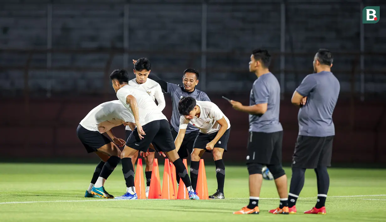 Sejumlah pemain Timnas Indonesia U-17 menikmati games yang diberikan staf pelatih dalam sesi latihan di Stadion Gelora 10 November 2023, Surabaya, Kamis (9/11/2023). (Bola.com/Bagaskara Lazuardi)