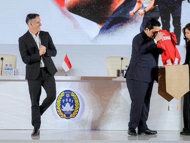 Pelatih Timnas Indonesia, John Herdman, tampak tersenyum saat Ketua PSSI, Erick Thohir, akan memberikan jersey pada acara perkenalan pelatih baru Timnas Indonesia di Hotel Mulia Senayan, Jakarta, Selasa pagi (13/1/2026). (Bola.com/Bagaskara Lazuardi)