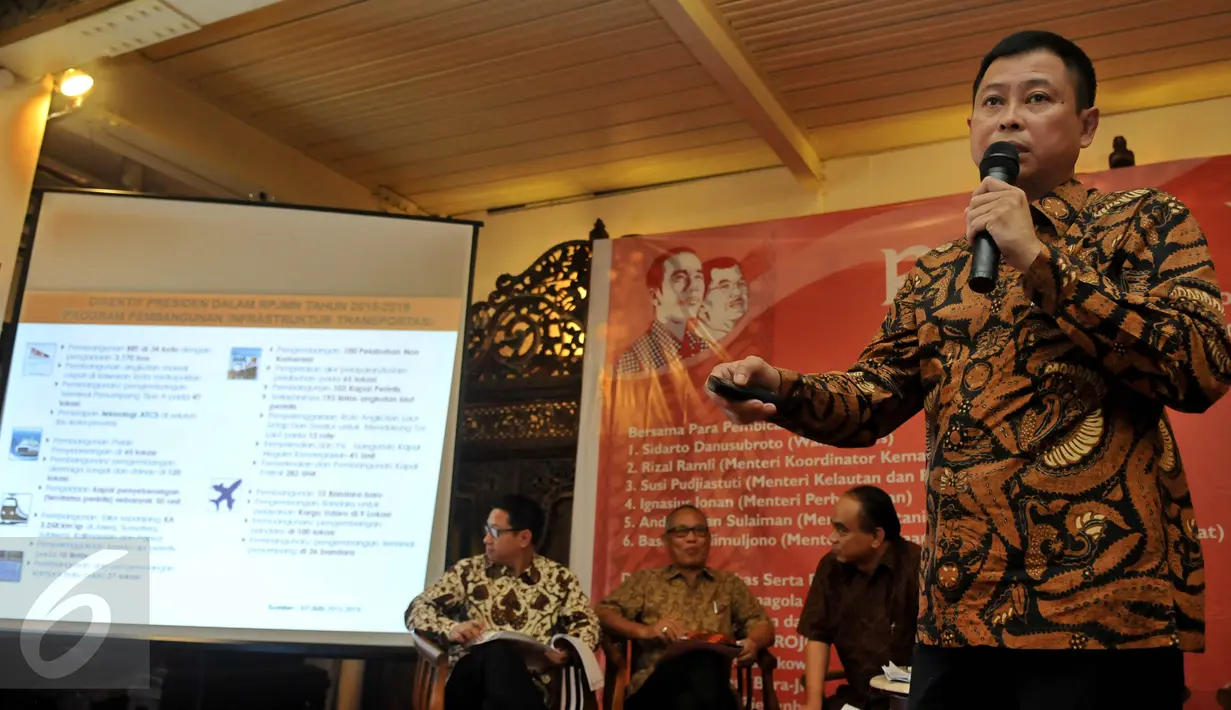 Menhub Ignasius Jonan memberikan pemaparan saat Rembug Nasional 1 Tahun Jokowi-JK, Jakarta, Selasa (20/10/2015). Kedaulatan Pangan Pembangunan Energi & Keunggulan Maritim menjadi tema utama.(Liputan6.com/Johan Tallo)