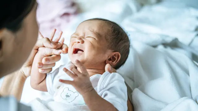 1. Posisikan Bayi dengan Tegak Saat dan Setelah Menyusu