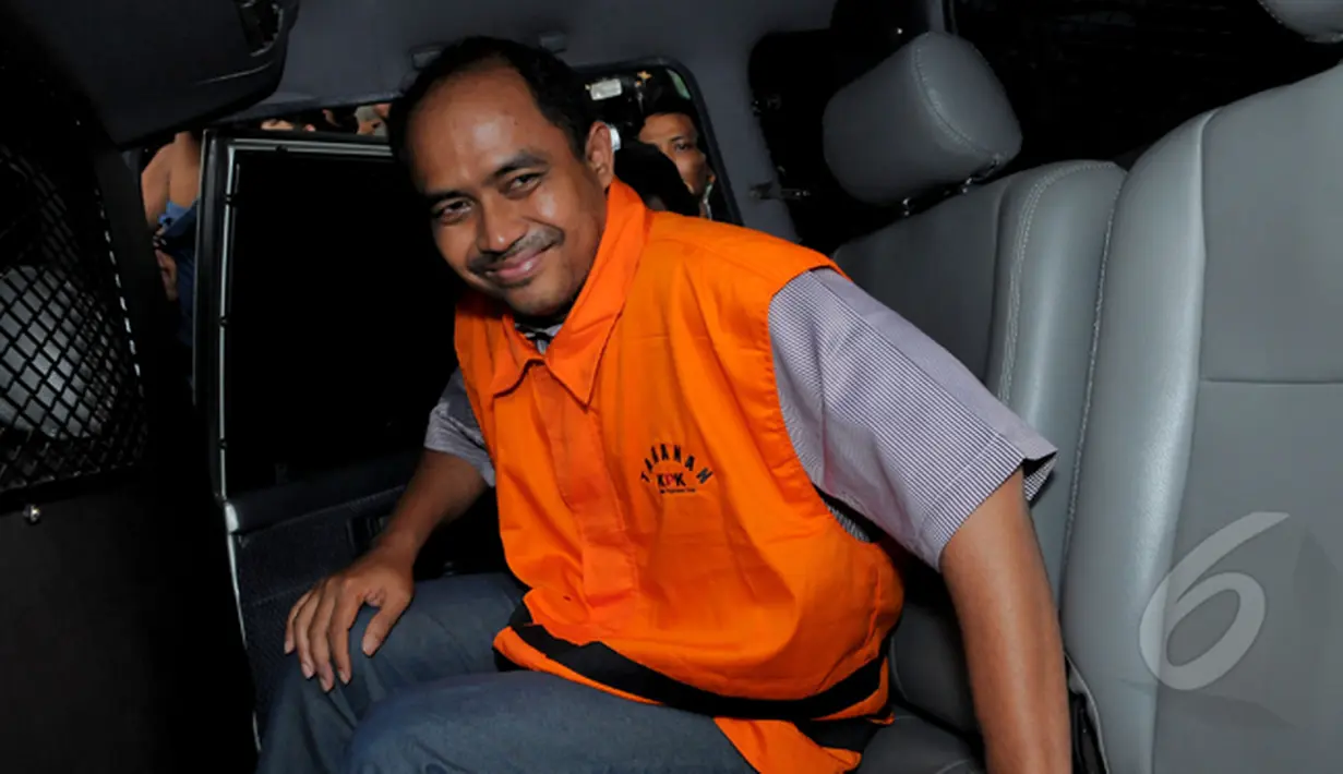 Mantan Walikota Tegal Ikmal Jaya saat memenuhi panggilan KPK. Tampak Ikmal keluar dari mobil yang mengantarnya, Jakarta, Selasa (17/2/2015). (Liputan6.com/Faisal R Syam)