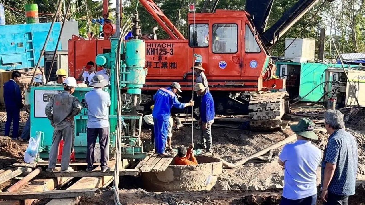 Upaya penyelamatan bocah Vietnam yang terperangkap di dalam pilar berlubang di lokasi konstruksi. (Dong Thap Provincial Department of Information And Communication/AFP)