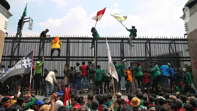 Hari ini, Kamis (22/8/2024), ribuan orang dari berbagai elemen dan organisasi berunjuk rasa di depan gedung MPR, DPR, dan DPD RI di Jakarta. (Liputan6.com/Angga Yuniar)