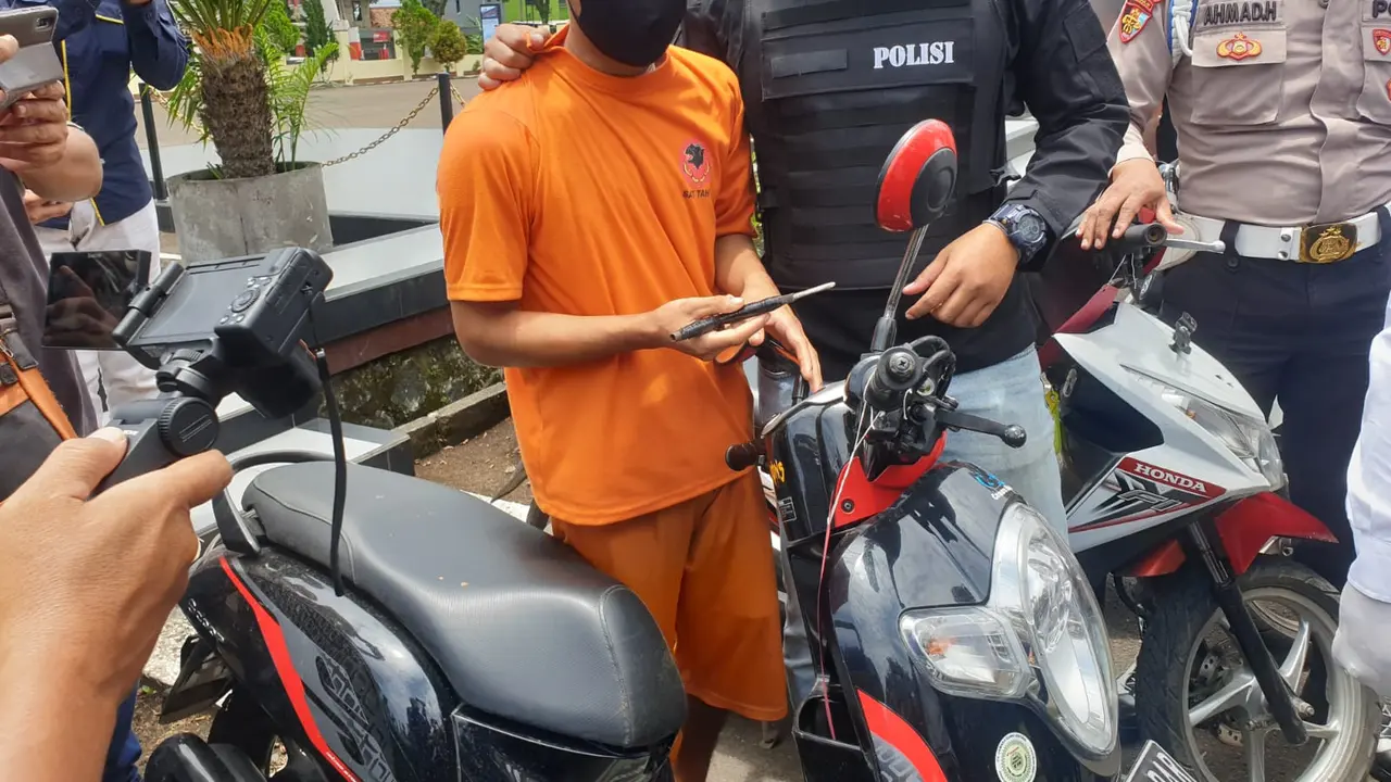 Salah satu tersangka yang masih ABG tengah melakukan rekontruksi pencurian salah satu sepeda motor milik korban menggunakan kunci leter T dalam rilis kasus di Mapolres Garut, Jawa Barat.