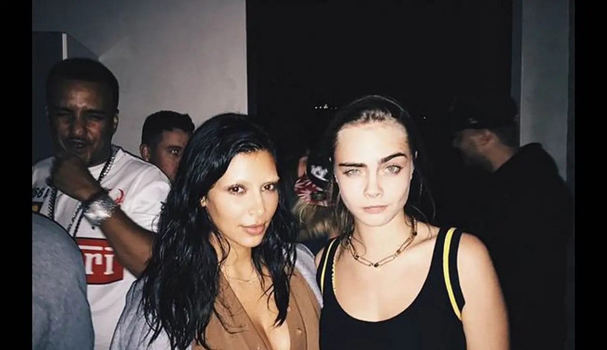 Kim Kardashian memamerkan foto terbarunya bersama Cara Delevingne dengan wajah alis yang telah di-bleaching.(instagram.com/kimkardashian)