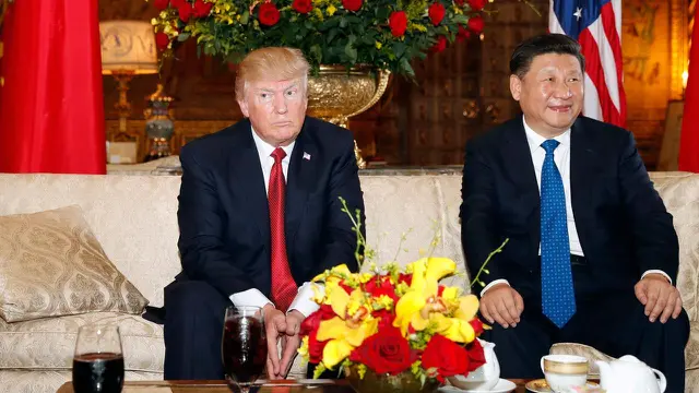 Presiden AS Donald Trump dan Presiden China Xi Jinping sebelum melakukan pertemuan di resor Mar a Lago, Florida, Kamis (6/4).