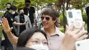 Aktor Tom Cruise tiba untuk mempromosikan film terbarunya 'Top Gun: Maverick' di Bandara Gimpo di Seoul, Korea Selatan, Jumat (17/6/2022). Ini menandai kunjungannya yang ke-10 ke Korea Selatan sejak yang pertama pada tahun 1994 untuk mempromosikan "Interview with the Vampire." (AP Photo/Ahn Young-joon)