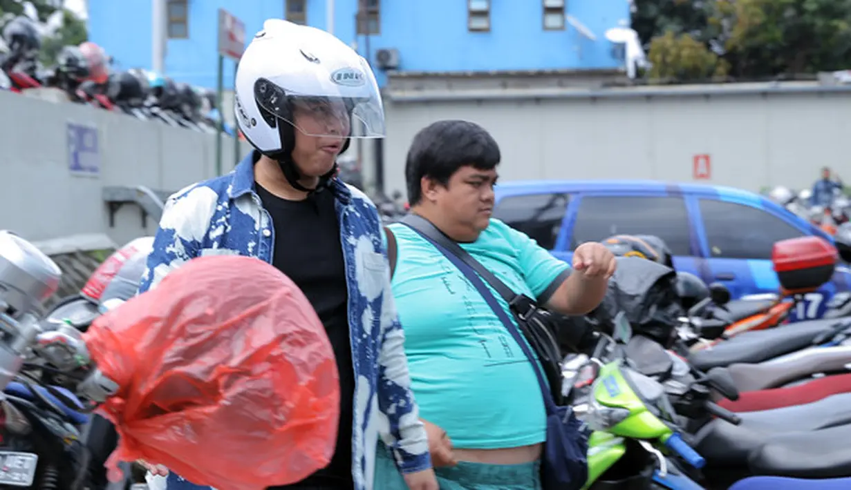 "'Ya maksudnya bisa aja dibuat-buat dengan tidak sesuai fakta, mungkin'. Nah dari situ gue awalnya enggak ngerti, tapi setelah gue gelutin, gua jalanin, oh kayak gini-gini pemberitaan yang tidak sesuai, dibikin-bikin,"lanjut Billy menanyakan pada kakaknya