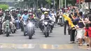 Presiden Joko Widodo menyapa warga saat berkendara dengan motor Kawasaki W175 miliknya mengelilingi Kota Bandung, Minggu (11/10). Jokowi dan pengendara sepeda motor dari berbagai komunitas melakukan turing pendek ke Jalan Braga (Liputan6.com/Angga Yuniar)