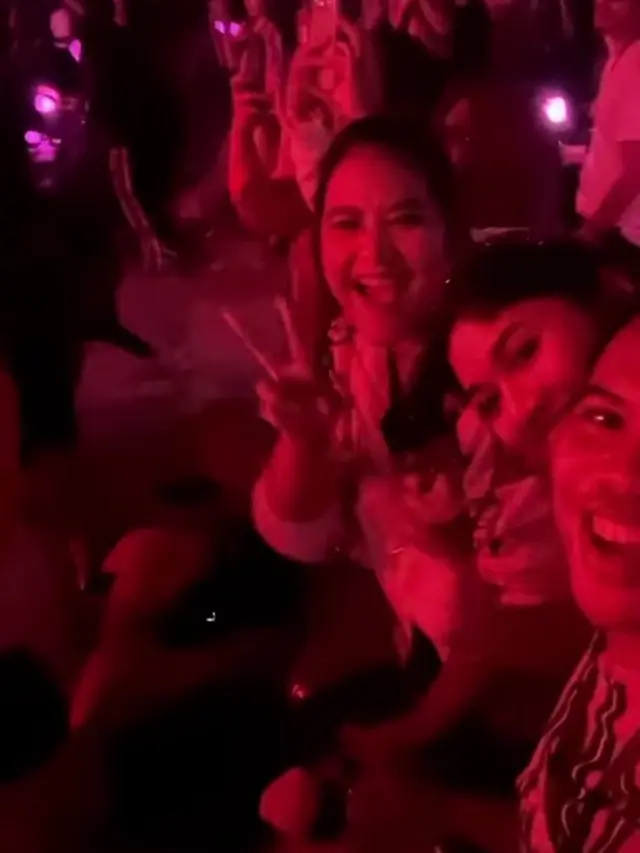 6 Potret Erina Gudono dan Kahiyang Ayu Kompak Nonton Blackpink, Penampilannya Disorot
