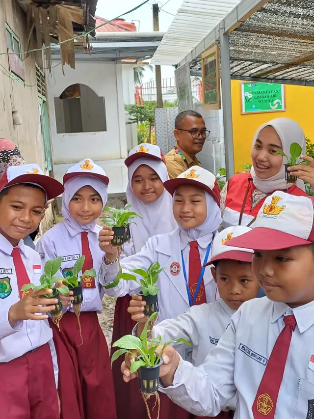 Program peduli lingkungan  SDN 2 Sukajaya di Kecamatan Bayung Lencir, Kabupaten Musi Banyuasin, Sumatera Selatan, mendapat dukungan dari PT Pertamina Hulu Energi (PHE) Jambi Merang. (Maulandy/Liputan6.com)