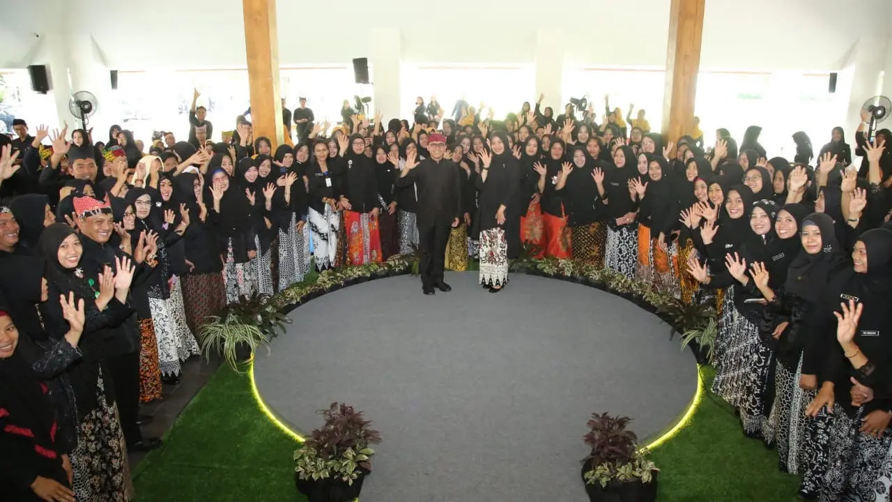 Serahkan SK CPNS, Bupati Anas Ajak Bidan Inovasi Tekan Kematian Ibu – Anak 