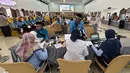 Setelah menyelesaikan proses tersebut, jemaah dijadwalkan berangkat menuju Bandara Soekarno-Hatta sekitar pukul 19.30 WIB. Tampak dalam foto, petugas memeriksa kesehatan calon haji setibanya di Asrama Haji Pondok Gede, Jakarta, Selasa (21/4/2026). (merdeka.com/Arie Basuki)