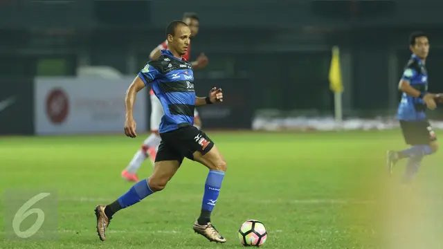 Striker Madura United, Peter Osaze Odemwingie
