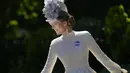 Rosie Tapner mengenakan topi bunga berpose setelah tiba untuk hari pertama acara balap kuda Royal Ascot, di Ascot Racecourse, di Ascot, Inggris, Selasa (14/6/2022). (AP Photo/Alastair Grant)