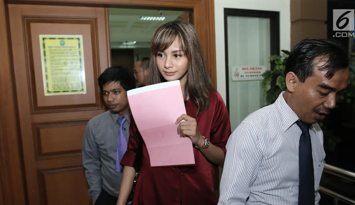 Artis Kirana Larasati keluar dari ruangan seusai menjalani sidang cerai ketiga di Pengadilan Agama Jakarta Selatan, Kamis (13/7). Majelis Hakim mengabulkan gugatan cerai Kirana Larasati dengan putusan verstek. (Liputan6.com/Herman Zakharia)
