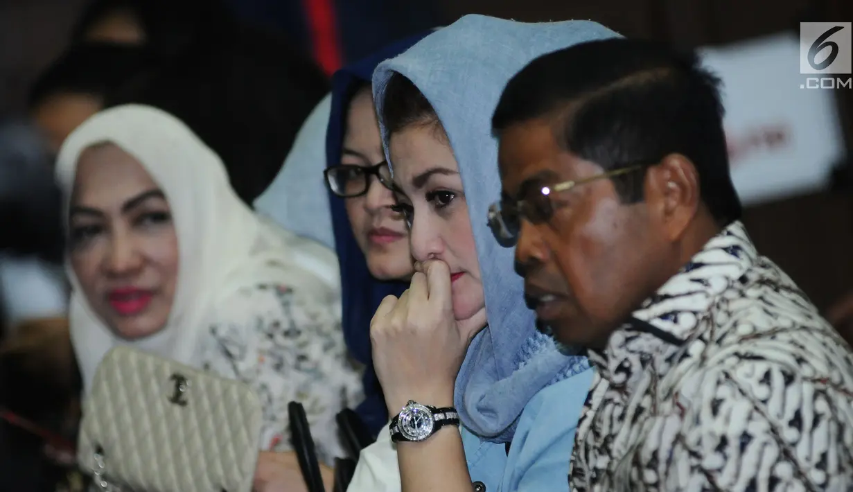 Istri Setya Novanto, Deisti Astriani Tagor (kedua kanan) saat mengikuti sidang lanjutan dugaan korupsi E-KTP di Pengadilan Tipikor, Jakarta, Kamis (28/12). Sidang mendengar tanggapan eksepsi dakwaan oleh JPU. (Liputan6.com/Helmi Fithriansyah)