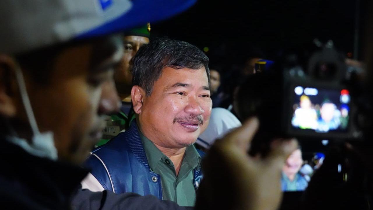 Bupati Garut Rudy Gunawan memberikan penjelasan kepada wartawan mengenai kondisi akhir tahun termasuk seretnya kunjungan di kawasan wisata pantai dan pegunungan di Garut. (Liputan6.com/Jayadi Supriadin)