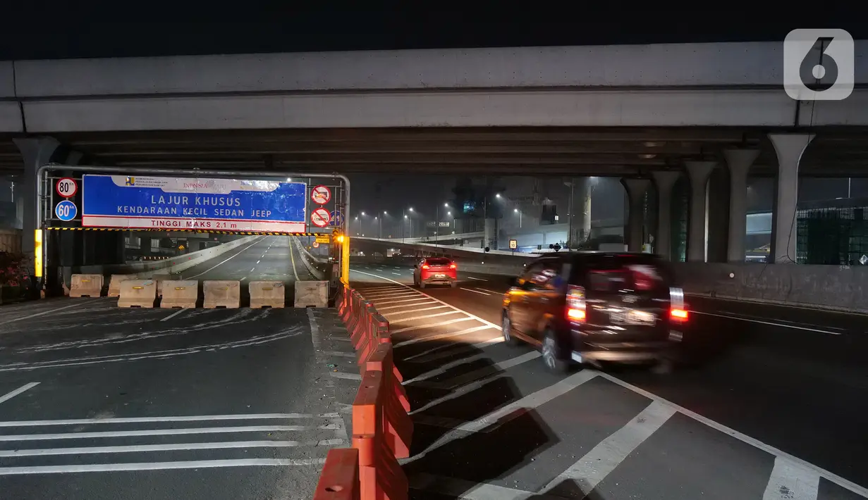 Suasana akses masuk tol layang Jakarta-Cikampek yang ditutup di Bekasi, Jawa Barat, Jumat (24/4/2020). Akses transportasi mobil pribadi dan bus angkutan penumpang dari tol Jakarta Cikampek menuju Karawang ditutup mulai Jumat (24/4/2020) jam 00.00 WIB. (Liputan6.com/Herman Zakharia)