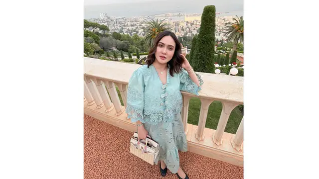 6 Gaya Shandy Aulia Pakai Blus Brokat Warna Biru Mint saat Kunjungi Masjid Al-Aqsa