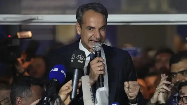 Perdana menteri Yunani dan pemimpin Partai Demokrasi Baru Kyriakos Mitsotakis berpidato di depan para pendukungnya di markas besar partainya di Athena, Yunani, Minggu (21/5/2023).