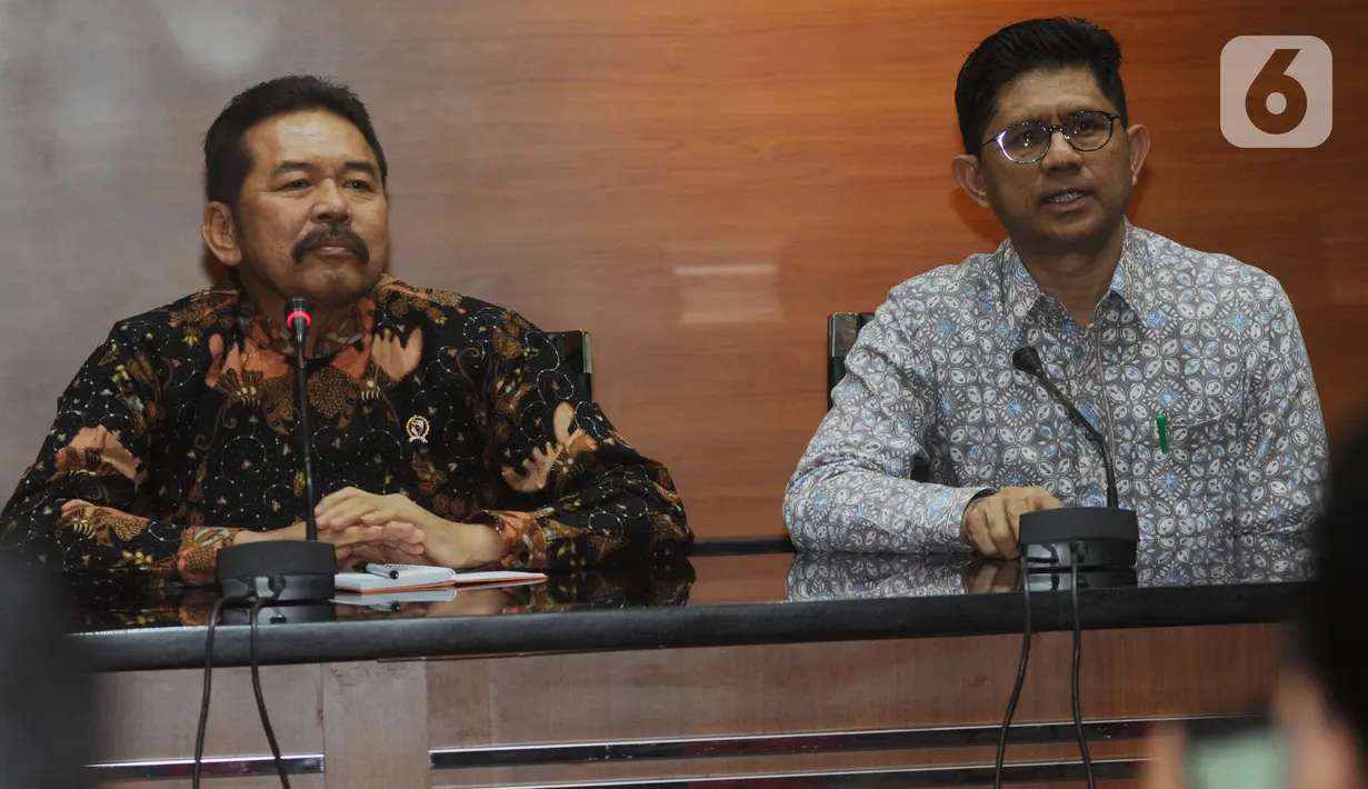 Jaksa Agung ST Burhanudin (kiri) dan Wakil Ketua KPK Laode Muhammad Syarif menyampaikan keterangan usai melakukan pertemuan di Gedung KPK, Jakarta, Jumat (8/11/2019). Pertemuan membahas sinergi dalam penanganan pemberantasan tindak korupsi antara KPK dan Kejaksaan Agung. (merdeka.com/Dwi Narwoko)