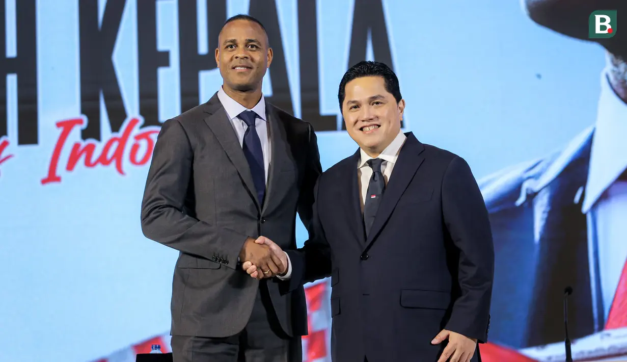Pelatih kepala baru Timnas Indonesia, Patrick Kluivert berjabat tangan dengan ketua umum PSSI, Erick Thohir pada acara konferensi pers mengenai perkenalan pelatih baru Timnas Indonesia di Hotel Mulia, Senayan, Jakarta, Minggu (12/01/2025). (Bola.com/Bagaskara Lazuardi)