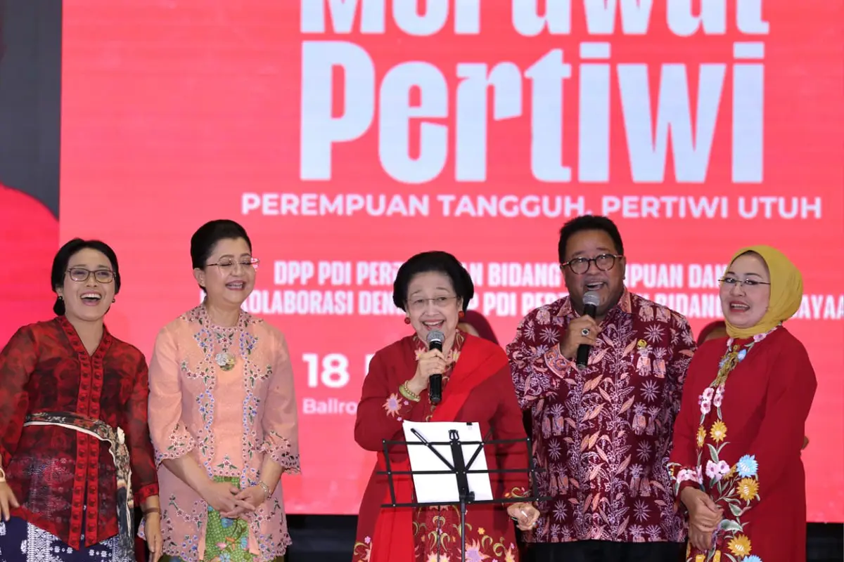 Ketua Umum PDI Perjuangan (Ketum PDIP) Megawati Soekarnoputri menyumbangkan suara emasnya di atas panggung dalam acara Peringatan Hari Ibu PDI Perjuangan.