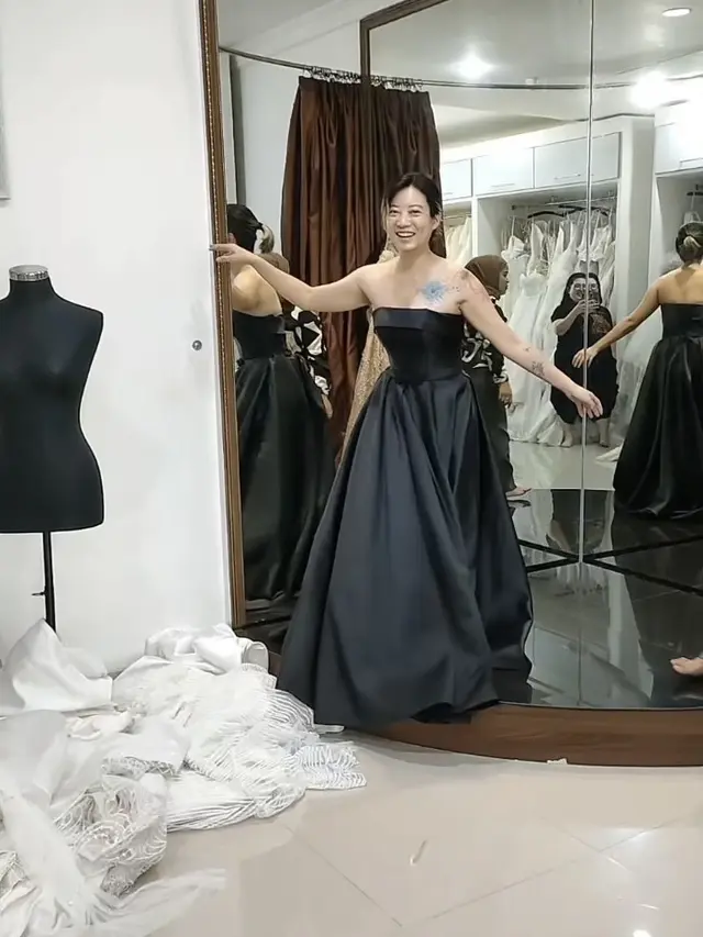 Leony Trio Kwek Kwek kenakan gaun hitam, credit: @luvewedding