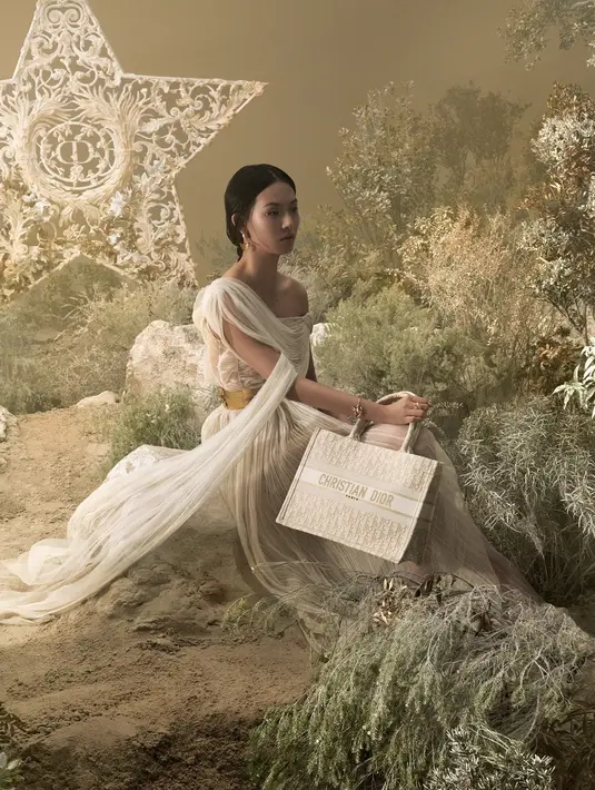 Dior Book Tote yang ikonis dan model mininya, serta meja rias Dior Travel ditampilkan dalam versi bordir Dior Oblique dengan pilihan warna krem dan emas. Foto: Document/Dior.