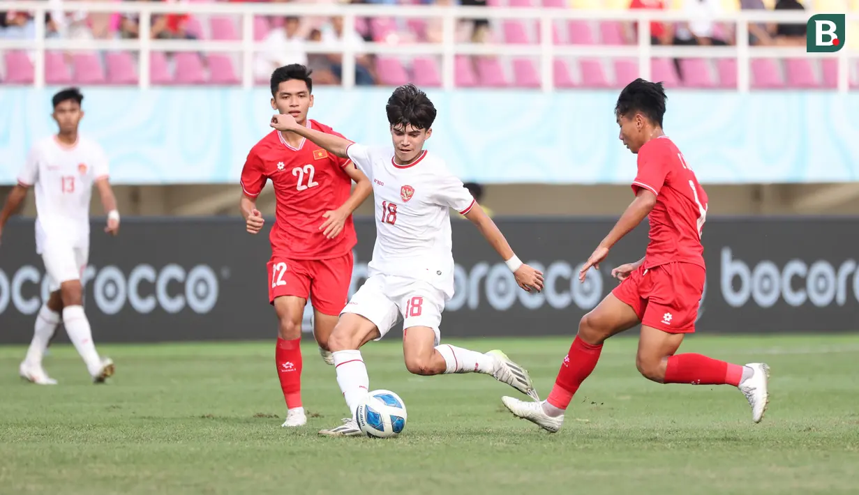<p>Pemain Timnas Indonesia U-16, Tristan Raissa Ibrahim, melepaskan tendangan saat melawan Vietnam pada laga perebutan tempat ketiga Piala AFF U-16 2024 di Stadion Manahan, Solo, Jawa Tengah, Rabu (7/3/2024). (Bola.com/Abdul Aziz)</p>
