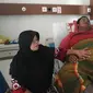 Yudi Hermanto yang berbobot 310 kg didampingi ibunya, Siti Jaenah, ketika masih menjalani perawatan di RSUD Karawang, Jawa Barat. (Foto: Aef Saepullah/Pasundan Ekspres/JawaPos.com)