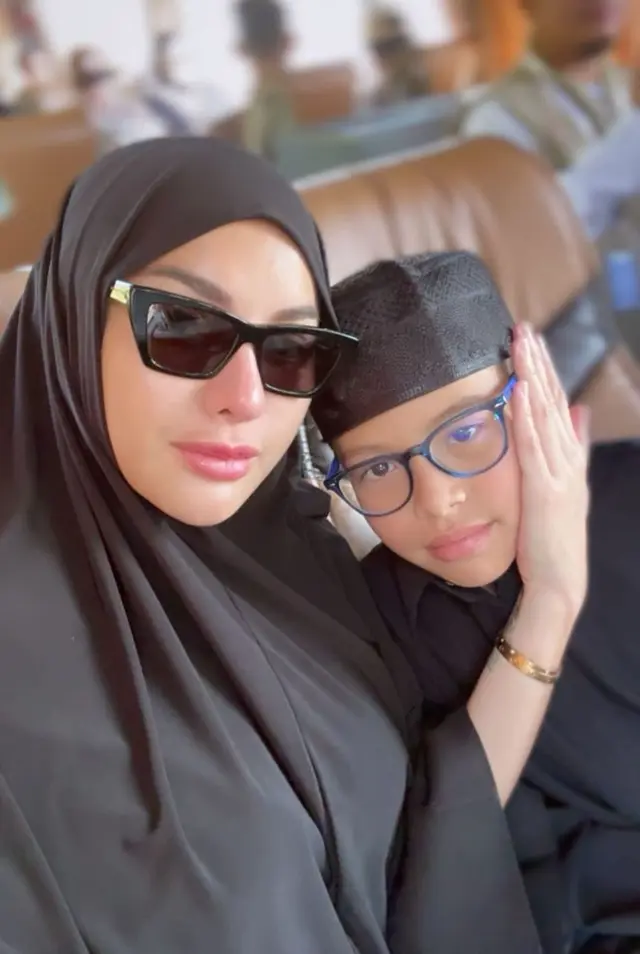 Momen Nikita Mirzani umrah bareng kedua putranya, wakafkan 300 Alquran