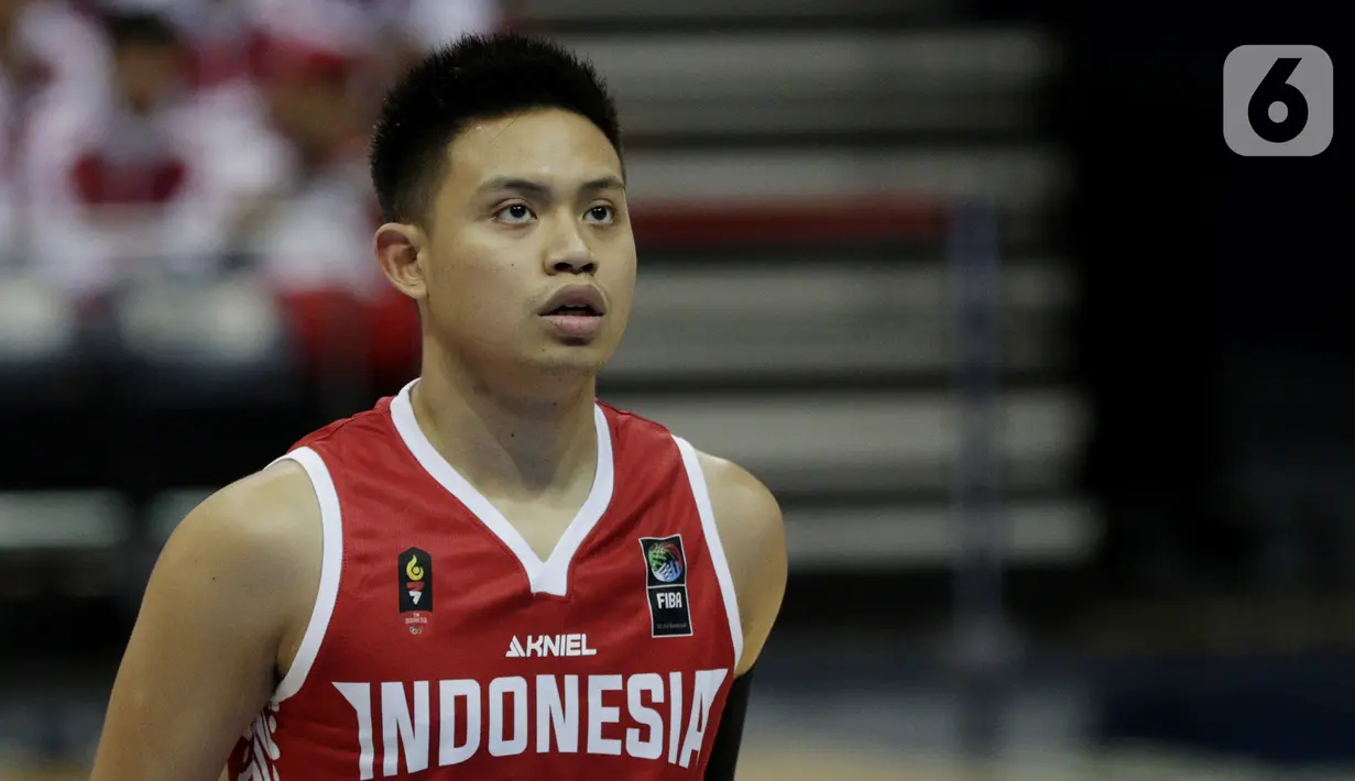 Pebasket Indonesia, Andakara Prastawa, saat melawan Thailand pada SEA Games 2019 di Mall Of Asia Arena, Manila, Filipina, Rabu (4/12/2019). Indonesia kalah 76-98 dari Thailand. (Bola.com/M Iqbal Ichsan)
