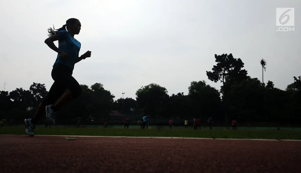 Atlet lari jarak jauh putri, Triyaningsih saat berlatih di GOR Ragunan, Jakarta, Kamis (20/7). Triyaningsih terus mematangkan persiapan jelang turun pada nomor lari jarak 5000 meter dan 10.000 meter SEA Games 2017. (Liputan6.com/Helmi Fithriansyah)
