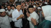 Jokowi disambut oleh Pimpinan Pondok Pesantren Tebu Ireng, KH Salahudin Wahid alias Gus Sholah (Liputan6.com/Herman Zakharia)
