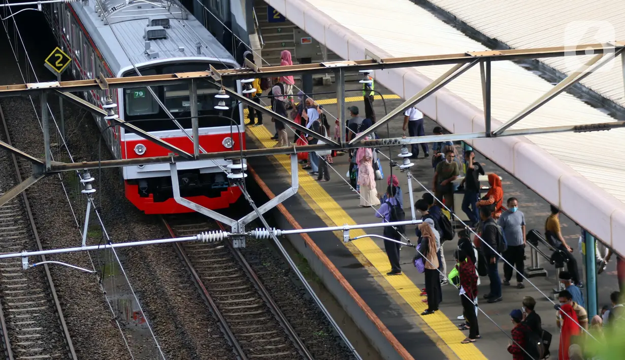 Calon penumpang KRL menunggu kereta di Stasiun Tanah Abang, Jakarta, Selasa (15/3/2022). PT KAI Commuter tetap menggunakan protokol kesehatan dengan menerapkan kapasitas pengguna sesuai ketentuan terbaru dari SE Kemenhub No.25/2022 adalah maksimum sebesar 60 persen. (Liputan6.com/Angga Yuniar)