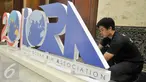 Pekerja menyelesaiakan persiapan ruangan yang akan digunakan untuk IORA ke-20 di Gedung Jakarta Convention Center (JCC), Senayan, Jakarta, Sabtu (4/3). Indonesia akan menjadi tuan rumah KTT IORA di Jakarta pada 5-7 Maret 2017. (Liputan6.com/Yoppy Renato)