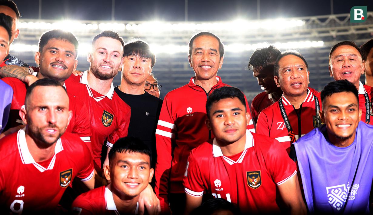Jokowi juga melakukan sesi foto bersama Shin Tae-yong dan sejumlah pemain skuad Garuda. (Bola.com/M Iqbal Ichsan)